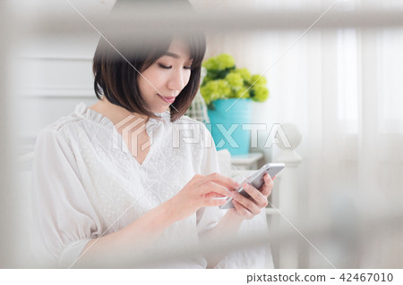 在床上滑手機的少女 42467010