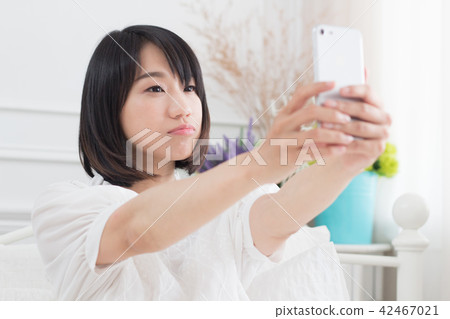 在床上滑手機的少女 在床上滑手機的少女 42467021