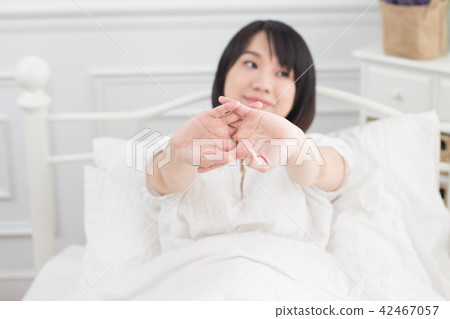 伸懶腰的少女 42467057