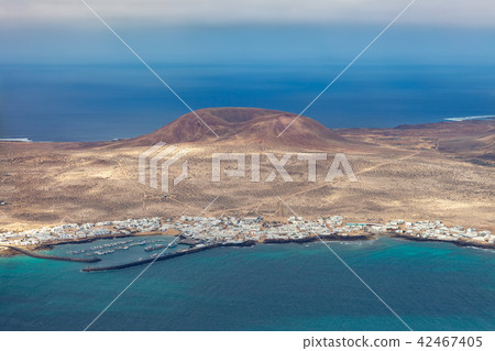 Top view of La Graciosa Island.  Canary Islands 42467405