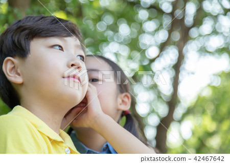 孩子們與耳語交談 42467642