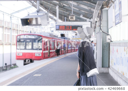 等待火車高級婦女petit旅行 等待火車高級婦女petit旅行 42469668