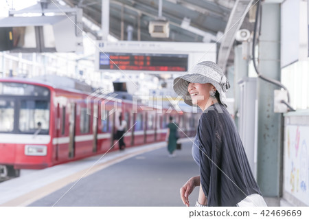 等待火車高級婦女petit旅行 等待火車高級婦女petit旅行 42469669