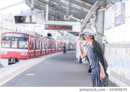 等待火車高級婦女petit旅行 42469670