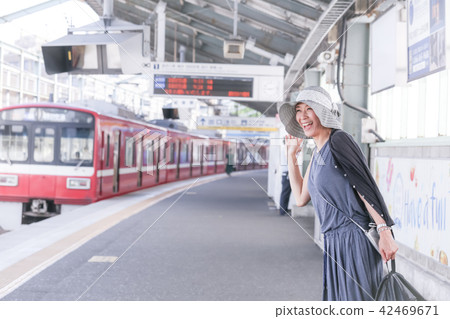 等待火車高級婦女petit旅行 等待火車高級婦女petit旅行 42469671