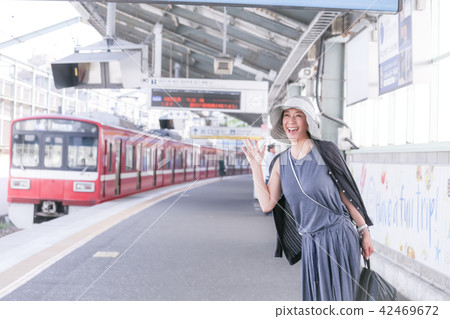 等待火車高級婦女petit旅行 等待火車高級婦女petit旅行 42469672