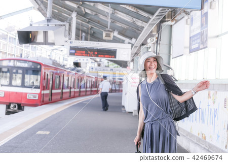 等待火車高級婦女petit旅行 等待火車高級婦女petit旅行 42469674