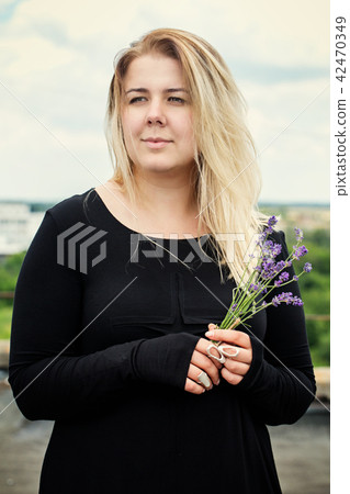 woman with a bouquet of lavender 42470349
