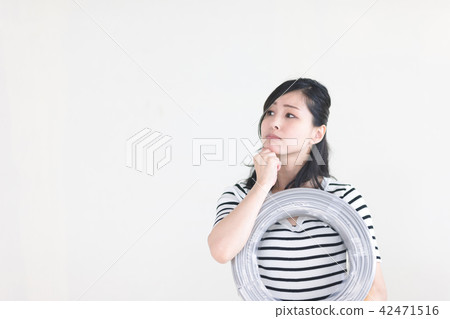 電線·女性 42471516