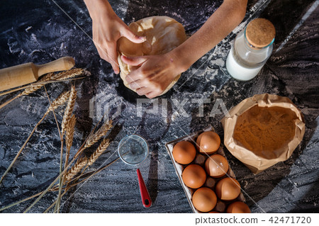 Knead the dough with the ingredients on dark 42471720