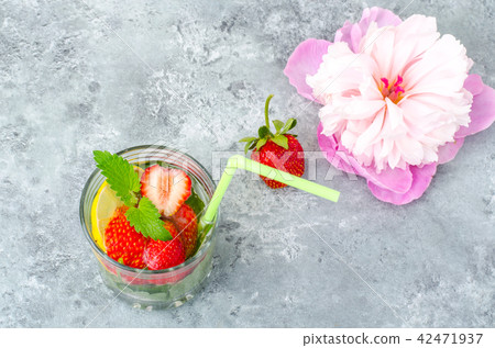 Cold summer drink with strawberries, lemon and mint 42471937