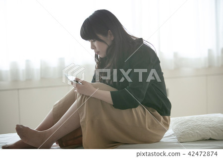 Smartphone female 42472874