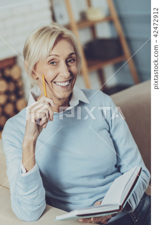 Happy blonde looking straight at camera 42472912