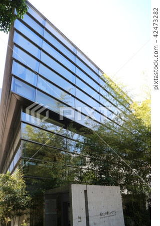 在新鮮的綠色傾斜的Cloudsmuseum 在新鮮的綠色傾斜的Cloudsmuseum 42473282