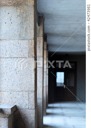 A series of columns lead to the door A series of columns lead to the door 42473981