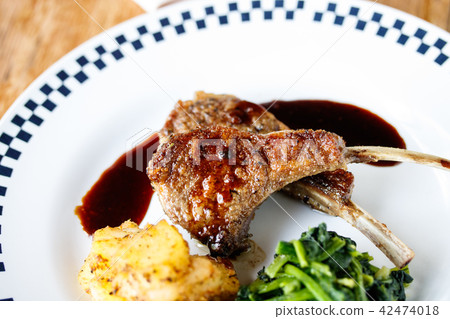 Lamb chop saute 42474018