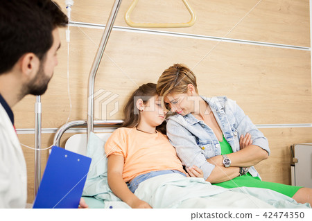 Doctor visitin her patient  42474350