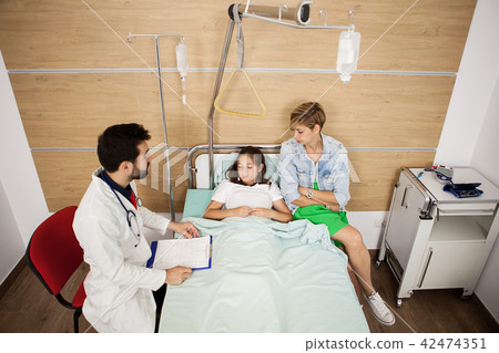Doctor visitin her patient  42474351