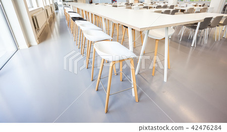 the dining room in an restaurant 42476284