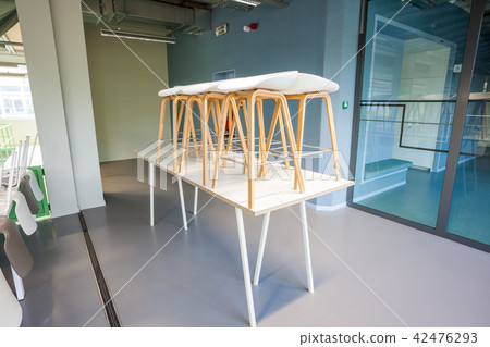 the dining room in an restaurant 42476293