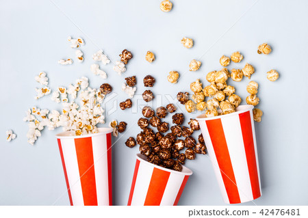 Assorted popcorn set in paper white red cup Assorted popcorn set in paper white red cup 42476481
