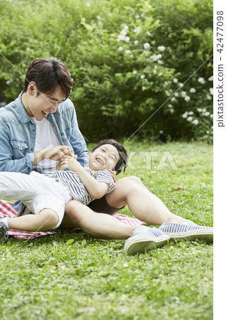 家庭，公園，自然，森林，孩子，孩子，夏天，假期，野餐，度假 42477098