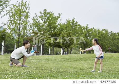 家庭,公園,自然,森林,孩子,孩子,夏天,假期,野餐,度假 家庭,公園,自然,森林,孩子,孩子,夏天,假期,野餐,度假 42477180