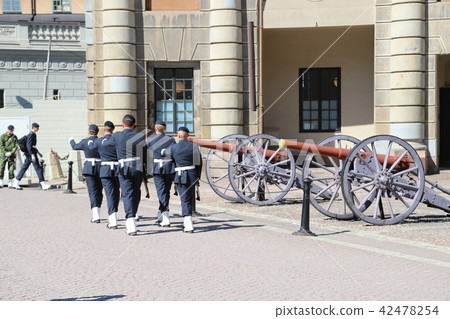Soldier change in Gamla Stan royal palace in Stockholm Soldier change in Gamla Stan royal palace in Stockholm 42478254