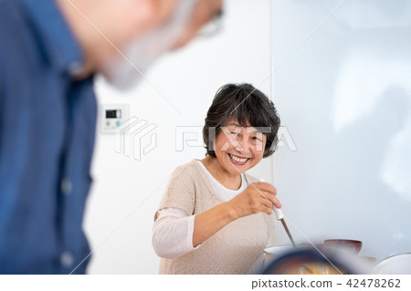 Seniors couple making older people Seniors couple making older people 42478262