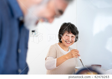 Seniors couple making older people Seniors couple making older people 42478263