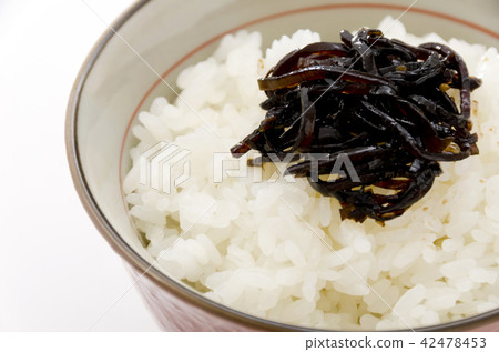 Tsukudani由煮熟的米飯和海帶製成 Tsukudani由煮熟的米飯和海帶製成 42478453