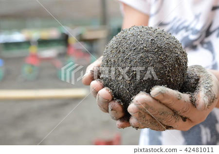 Mud dumplings Mud dumplings 42481011