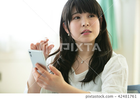 Smartphone female Smartphone female 42481761