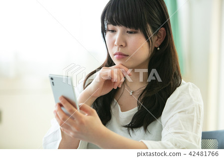 Smartphone female Smartphone female 42481766