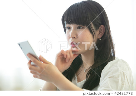 Smartphone female Smartphone female 42481778
