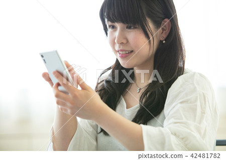 Smartphone female Smartphone female 42481782