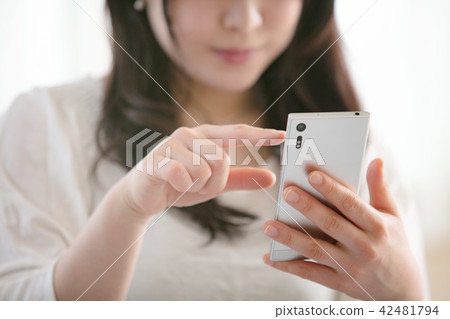 Smartphone female Smartphone female 42481794