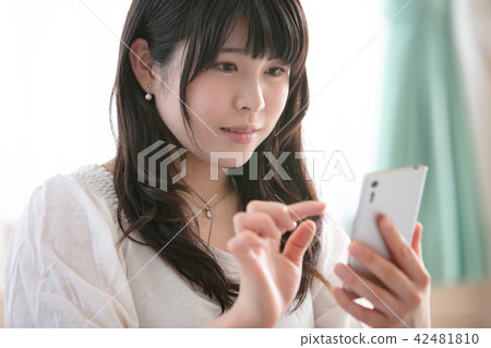 Smartphone female Smartphone female 42481810