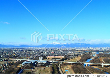 Ichinomiya市和Ibukiyama的街道在冬天 Ichinomiya市和Ibukiyama的街道在冬天 42484057