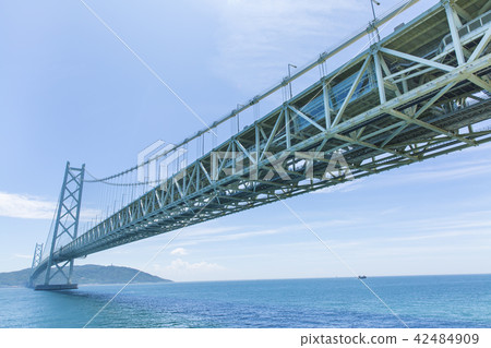 Akashi Kaikyo Bridge in fine weather 42484909