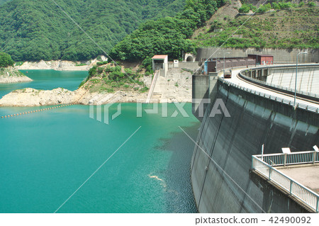 Dam and lake 42490092