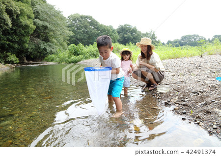 Parent and child fishing in the river Parent and child fishing in the river 42491374