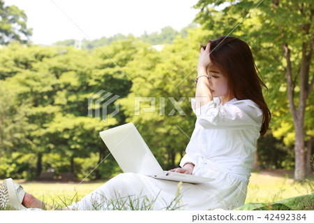 夏季首爾公園女子筆記型電腦衝浪 42492384