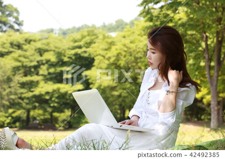 夏季首爾公園女子筆記型電腦衝浪 夏季首爾公園女子筆記型電腦衝浪 42492385