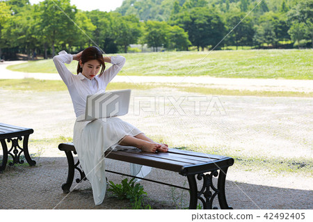 Summer seoul park girl laptop surfing 42492405