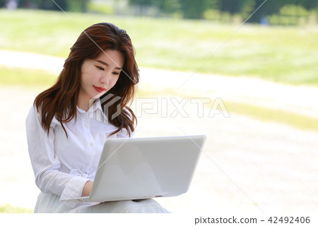 Summer seoul park girl laptop surfing 42492406