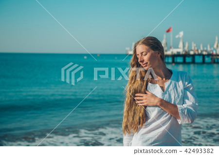 Portrait of a woman on a background of sea Portrait of a woman on a background of sea 42493382