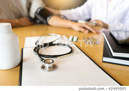 doctor explaining patient symptoms or asking 42495003