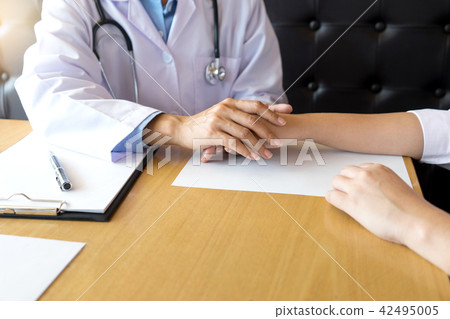 doctor explaining patient symptoms or asking doctor explaining patient symptoms or asking 42495005