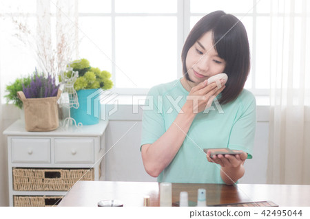 化妝中的女性 42495044